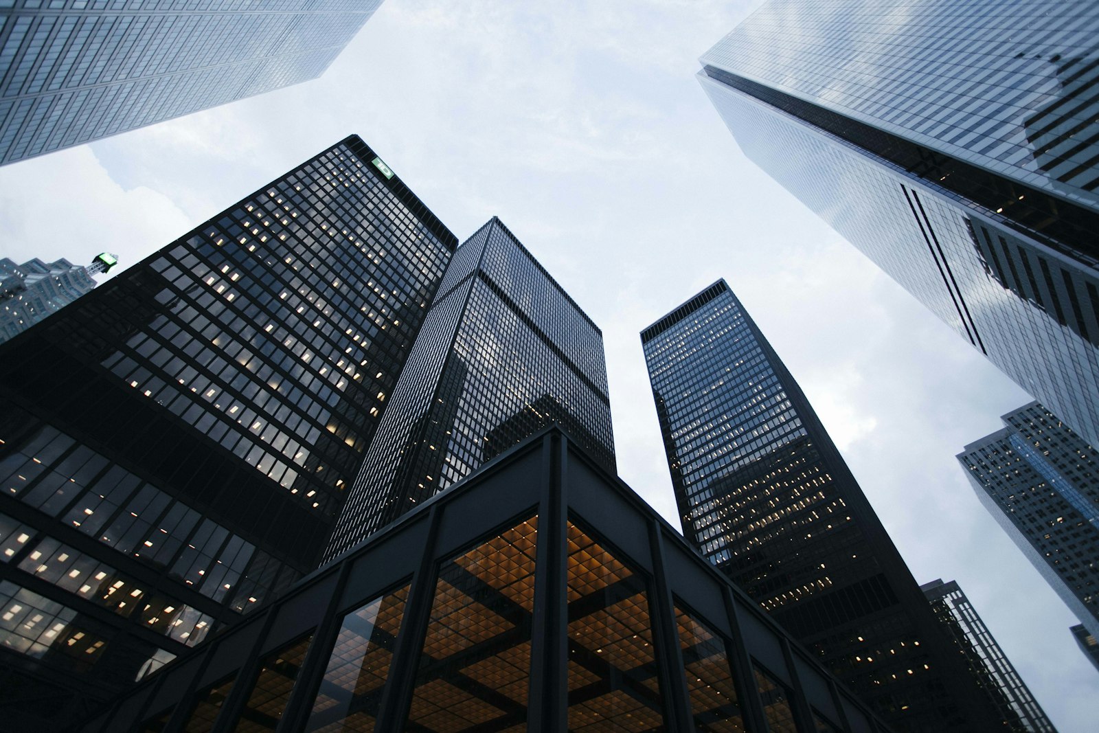 Façades de bureaux vues du sol